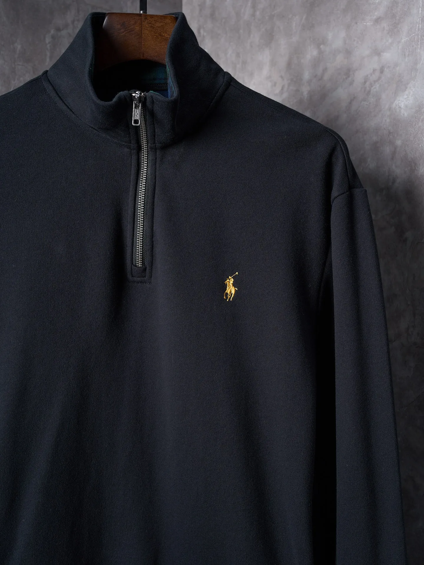 P360 Actual auction] Ralph Lauren/Ralph Lauren gold pony embroidered half turtleneck sweatshirt [Ready stock] S M L The half-zipper design is sublimated, casual yet stylish. In the name of design, it creates a new fashionable realm for sweatshirts. It adopts imported machine embroidery technology and uses advanced computer control systems and precision mechanical components to realize pony mark embroidery operations with high precision. The lines are smooth and delicate. The fabrics have been washed and feel better. Not easy to deform, not easy to shrink, not easy to fade, and maintain long-term beauty and fit.